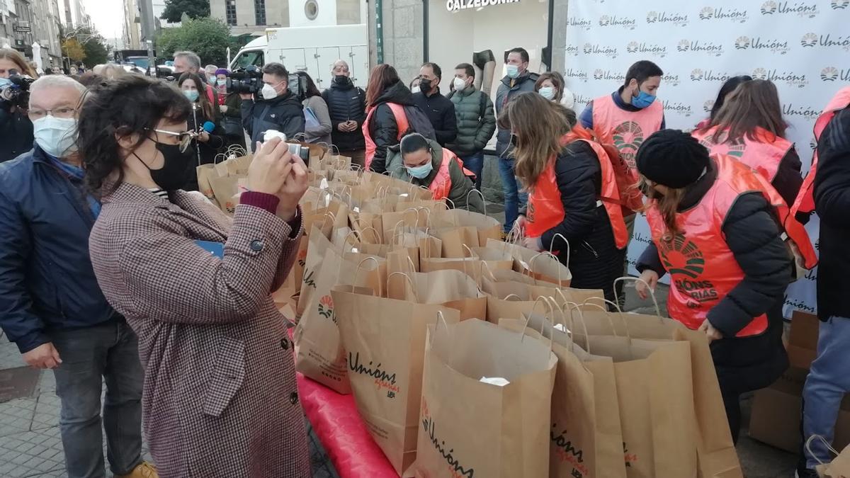 Los ganaderos de Unións Agrarias embolsan los pollos para el reparto de esta mañana/ Rafa Vázquez