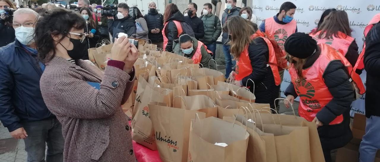 Cientos de pollos regalados en protesta por sus pérdidas