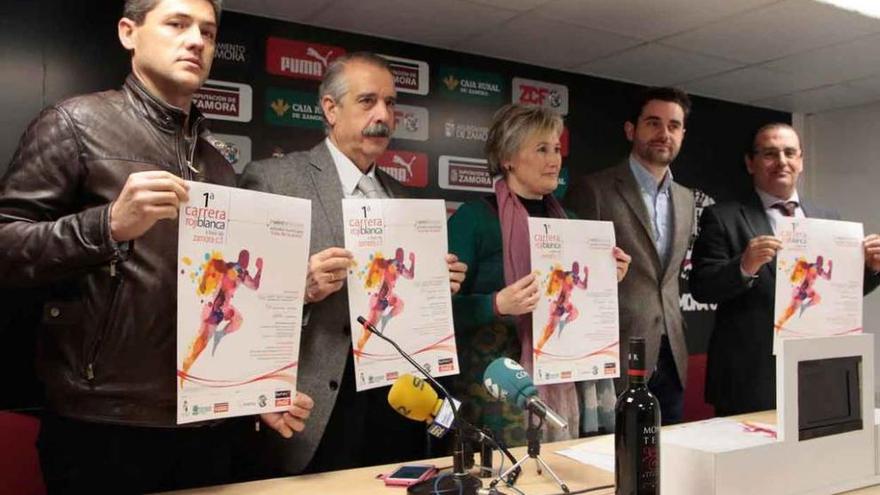 Responsables de smartchip, Diputación, Zamora CF, Ayuntamiento y Caja Rural, con el cartel anunciado.