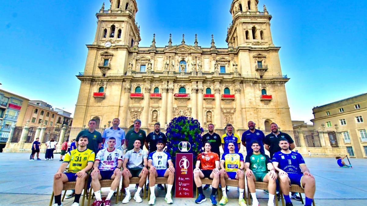 Los ocho equipos participantes, con la Catedral de Jaén a sus espaldas