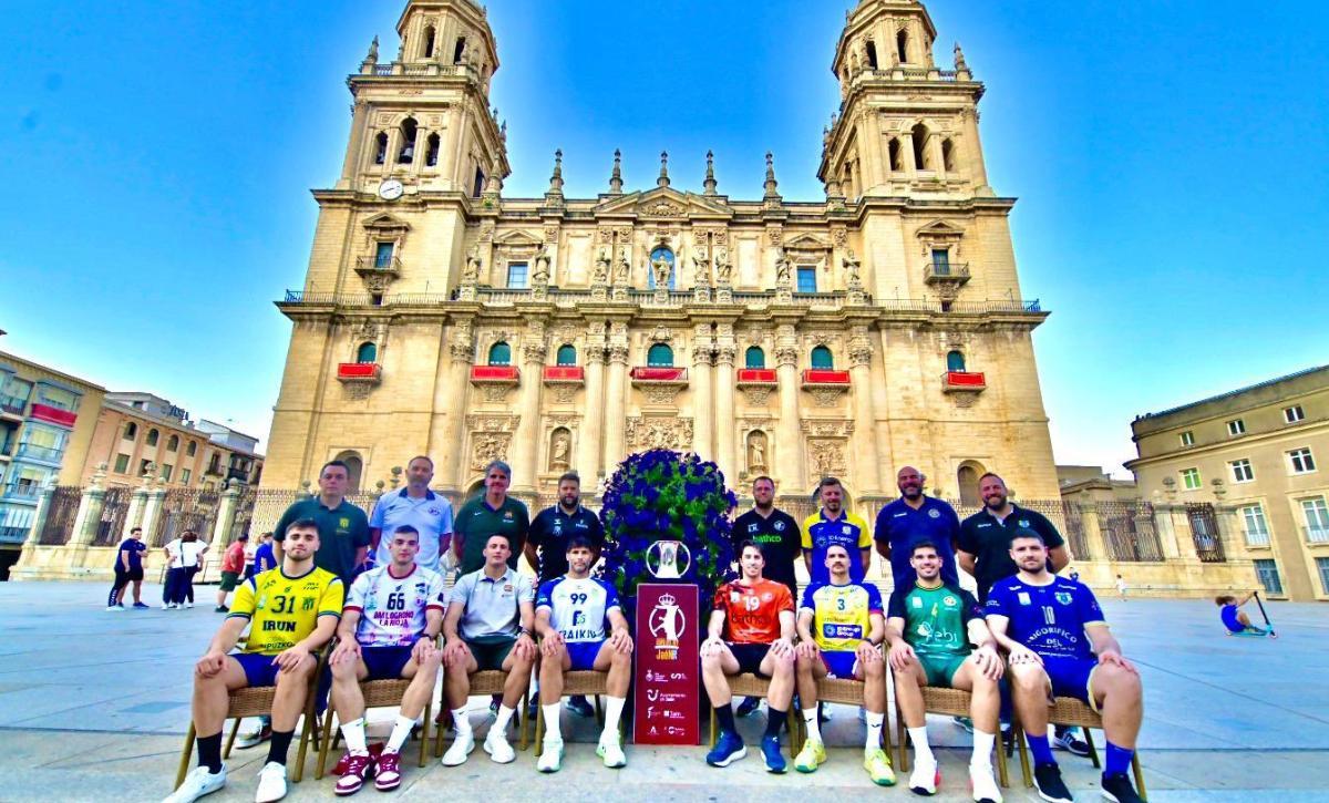 Los ocho equipos participantes, con la Catedral de Jaén a sus espaldas
