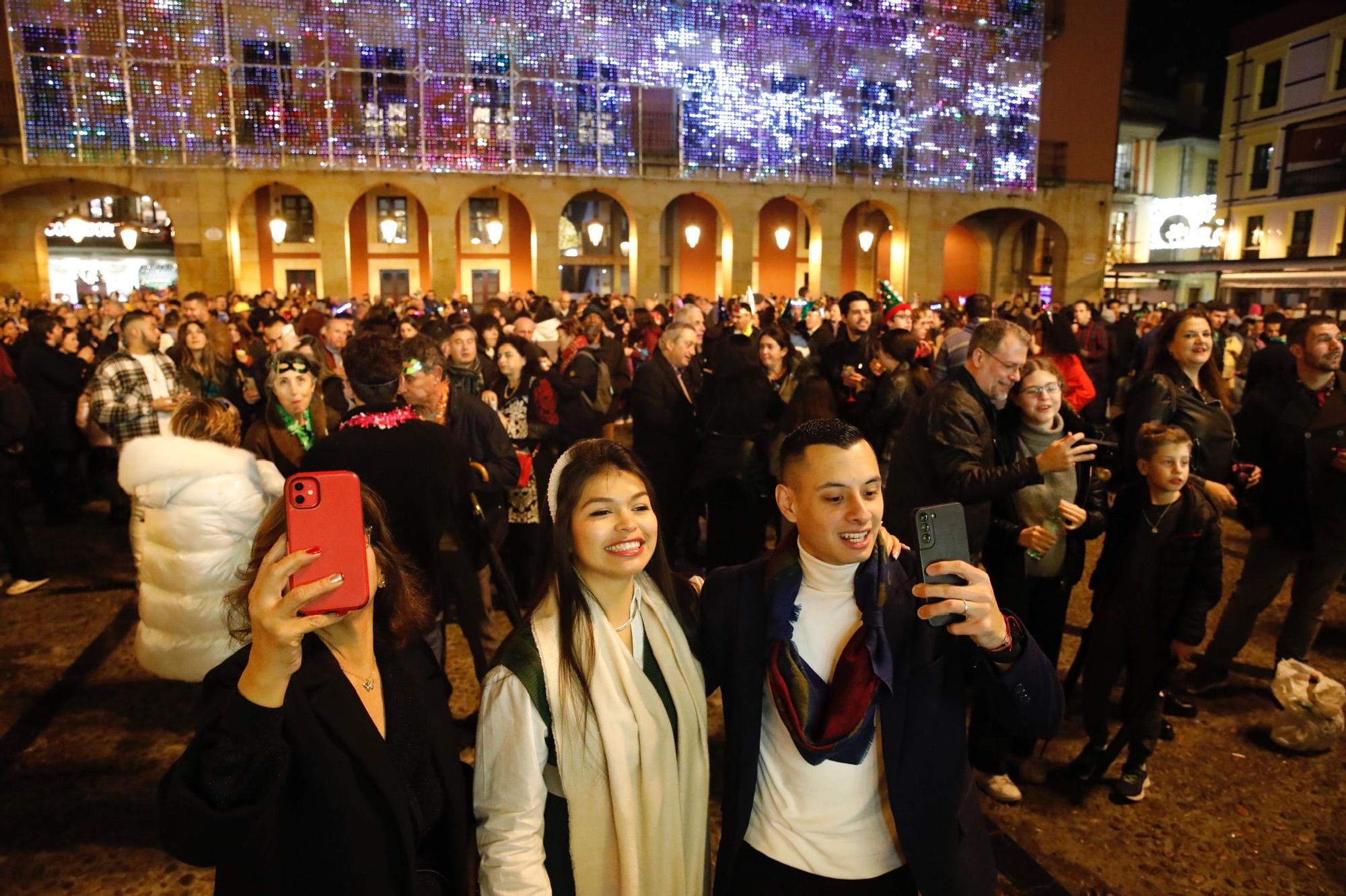 En imágenes: Gijón recibe el 2023 en la plaza Mayor, pero sin campanadas