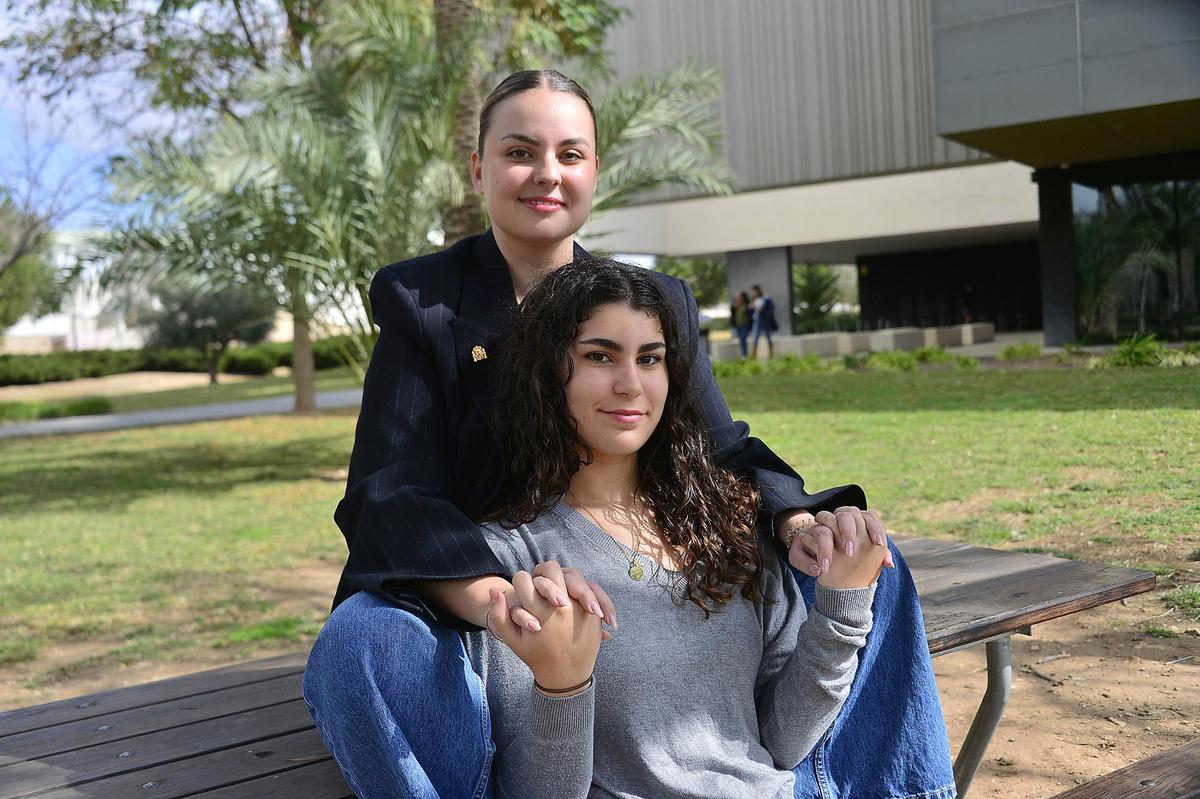 Emma, de 15 años, ahora está repitiendo los síntomas de su hermana