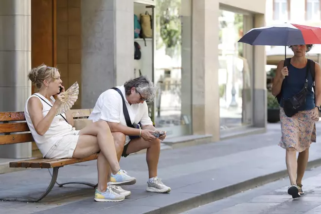 Les imatges dels turistes passejant durant l'onada de calor