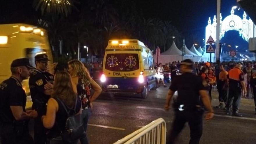 Ambulancias para atender a los heridos en la céntrica calle Maestro Albéniz durante la Nit de l&#039;Albà.