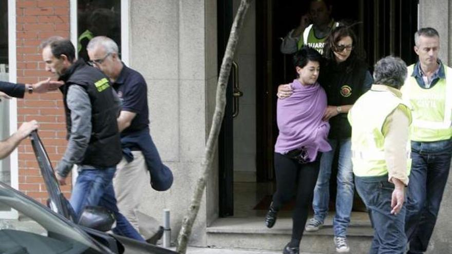 Alfonso Basterra, izda., y Rosario Porto, tras el registro del domicilio del padre de Asunta.  // Xoán. Álvarez