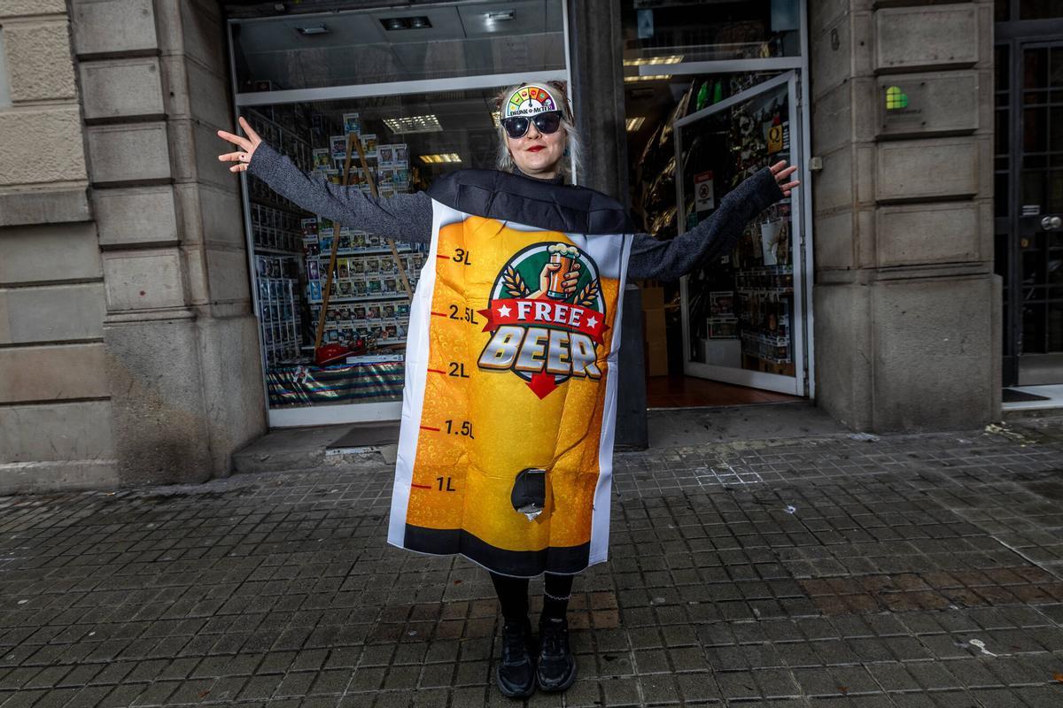 Barcelona 5/02/2026 OnBarcelona Disfraces originales para Carnaval en la tienda de disfraces Atucom. AUTOR: JORDI OTIX