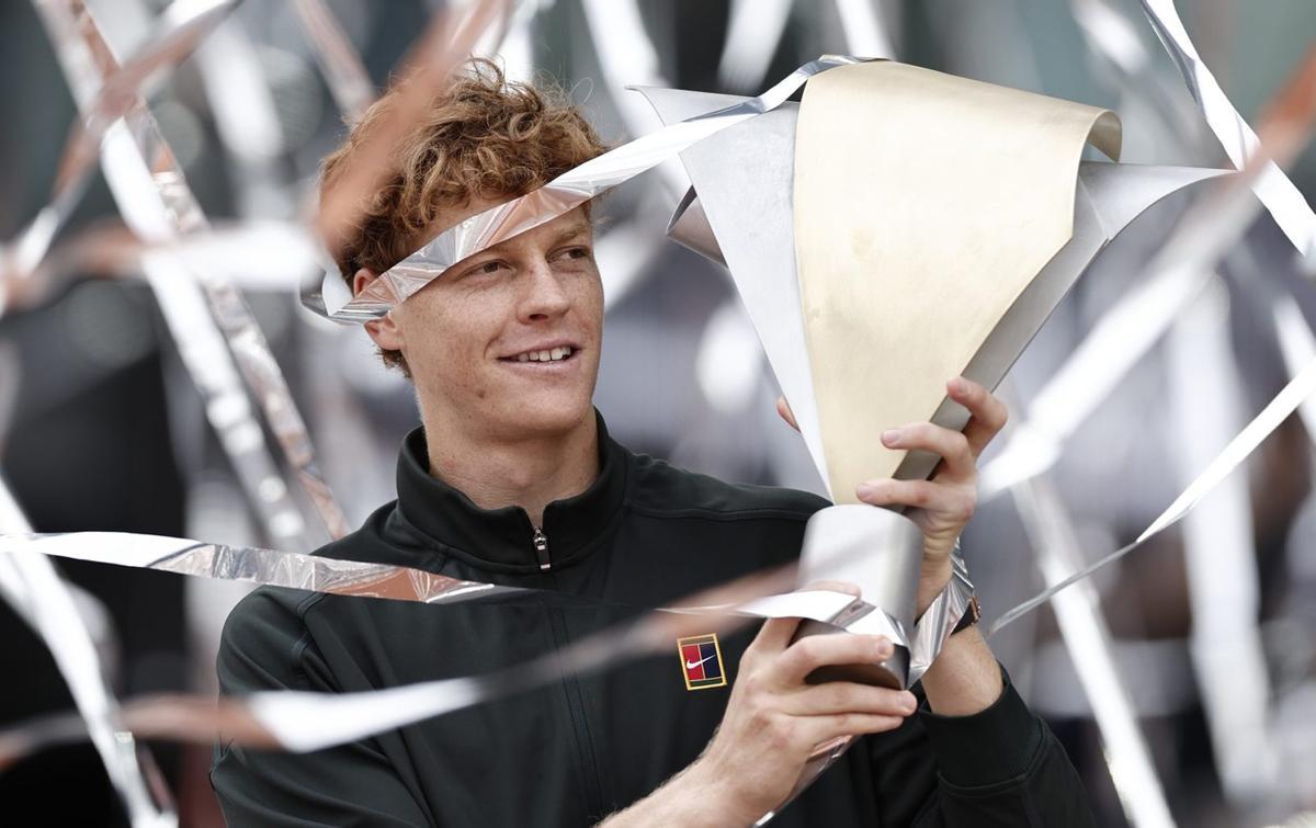 Sinner fa història al destrossar Zverev en menys d’una hora
