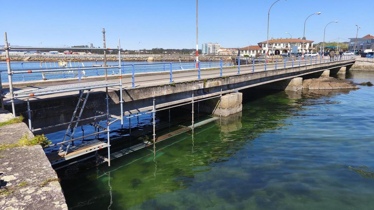 Andamio en el puente de As Goritas de Cambados.