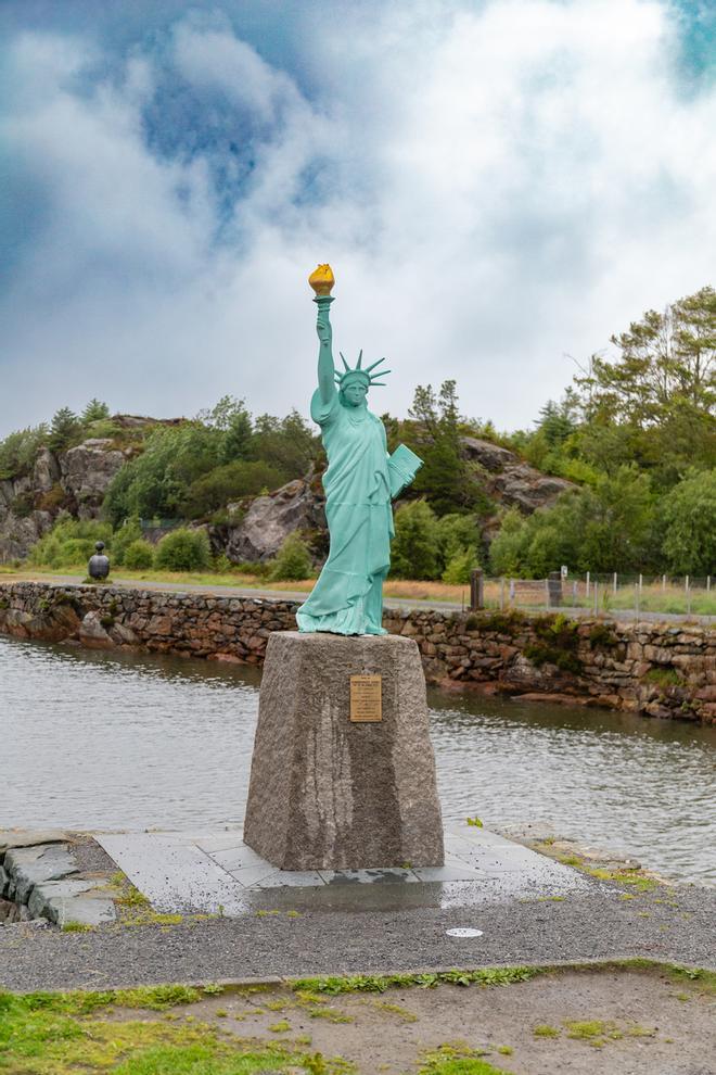 Estatua de la Libertad en el puerto de Visnes, Noruega