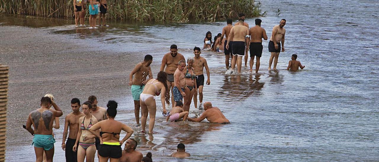 Un grupo de bañistas se refresca en las aguas de l’Assut de Antella, en una imagen reciente. | PERALES IBORRA