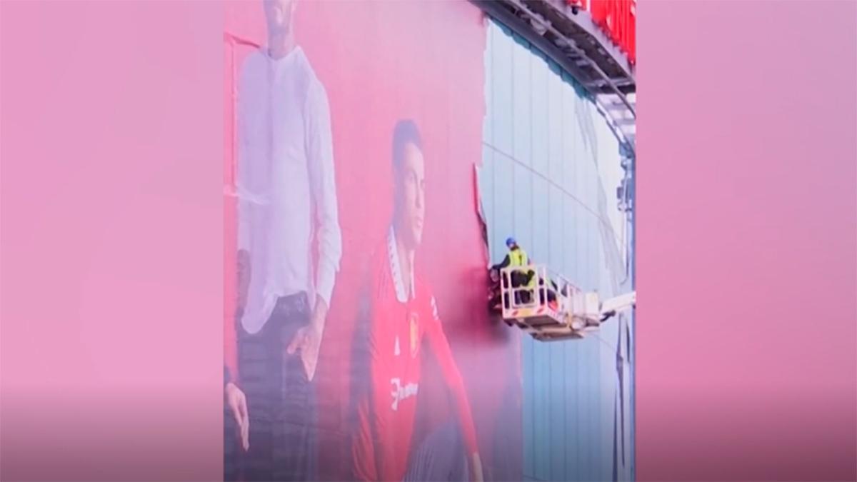 ¡Eliminan una lona gigante con la imagen de Cristiano en la fachada de Old Trafford!