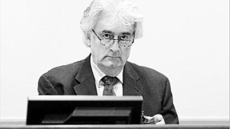 Radovan Karadzic ahir va comparèixer per primera vegada davant el tribunal que l&#039;està jutjant