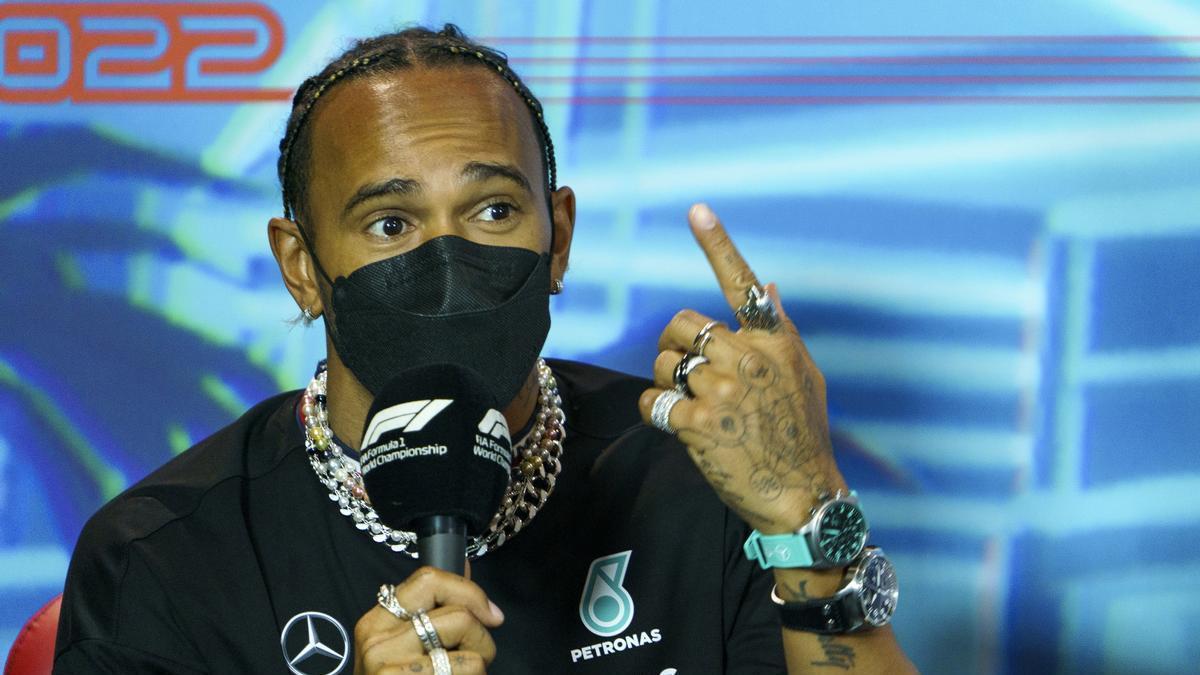 Lewis Hamilton, en la rueda de prensa del GP de Miami, con más joyas que nunca