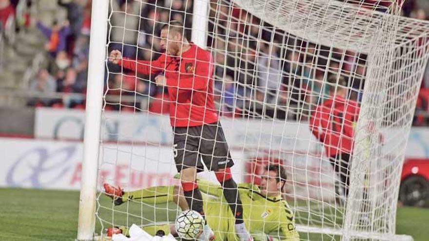 Acuña celebra el gol marcado en propia puerta por David Fernández, junto a un resignado Esteban, el sábado ante el Oviedo.