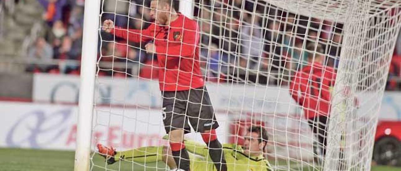 Acuña celebra el gol marcado en propia puerta por David Fernández, junto a un resignado Esteban, el sábado ante el Oviedo.