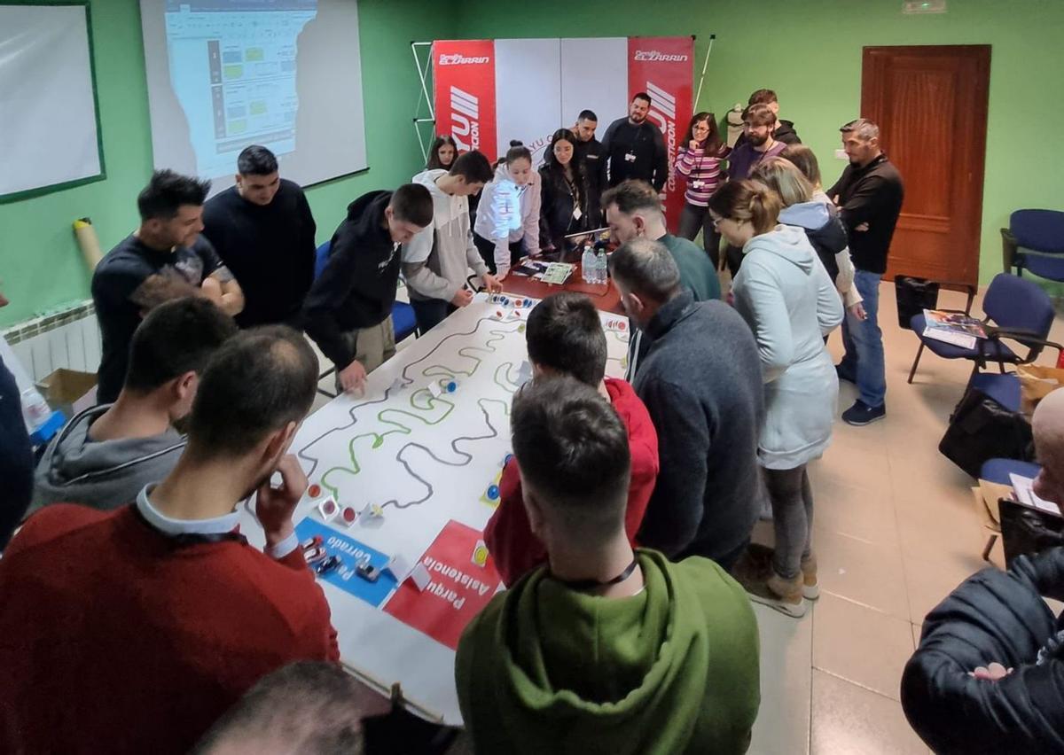 Participantes del curso junto a los profesores David Vázquez y Adrián Pérez. | Á. RODRÍGUEZ