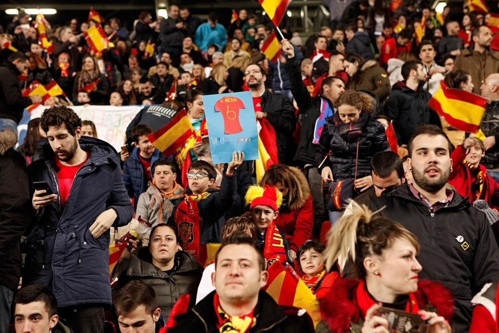 Aficionados en El Molinón durante el España-Israel