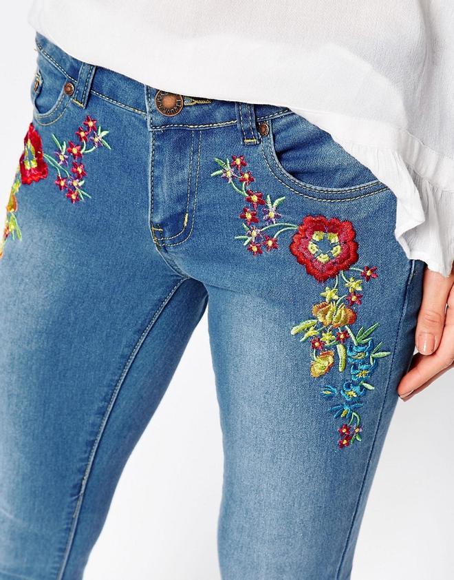 Vaqueros ajustados bordados de flores de Liquor & Poker, Asos (53,99€)