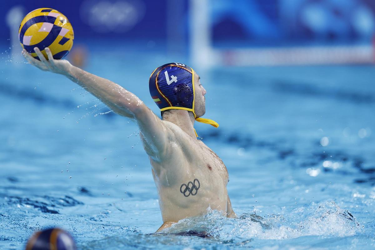 Bernat Sanahuja se prepara para lanzar un pase durante el partido de clasificación masculina de waterpolo entre Italia y España, este viernes, en Nanterre. Bernat Sanahuja se prepara para lanzar un pase durante el partido de clasificación masculina de waterpolo entre Italia y España, este viernes, en Nanterre.