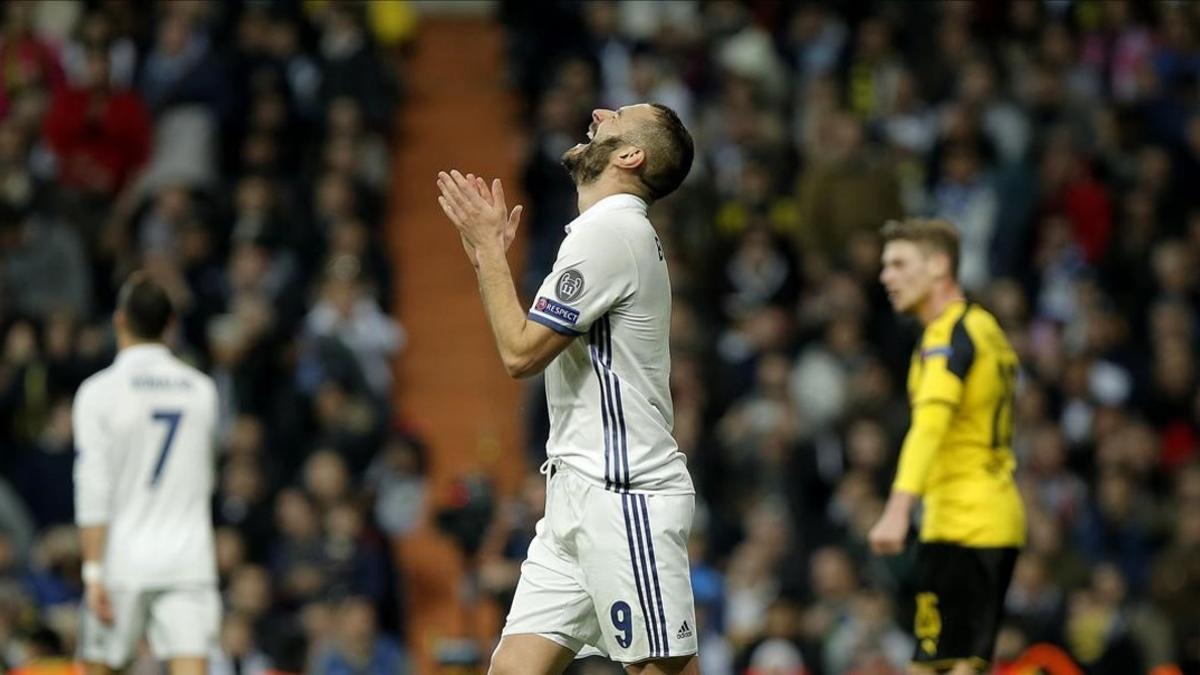 Benzema se lamenta durante el partido ante el Dortmund.