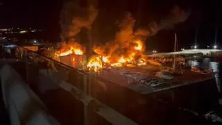 Extinguido el incendio en el puerto de la Bajadilla de Marbella
