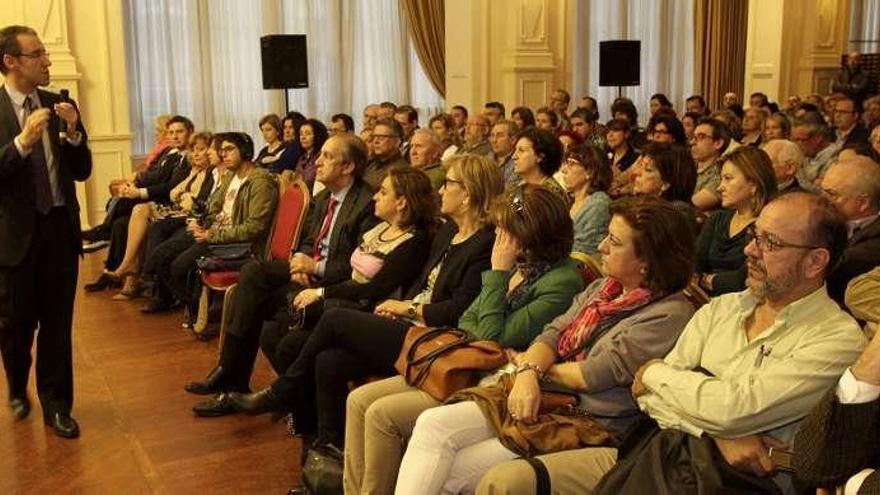 El gerente Mario González se dirige al público, ayer, en el salón regio del Círculo Mercantil .  // José Lores