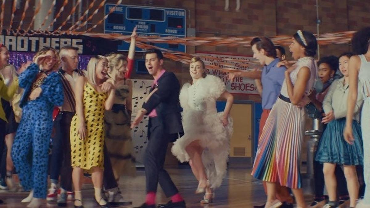 Fotograma del último videoclip de los Jonas Brothers con Sophie Turner y su marido bailando a lo Danny y Sandy de 'Grease'