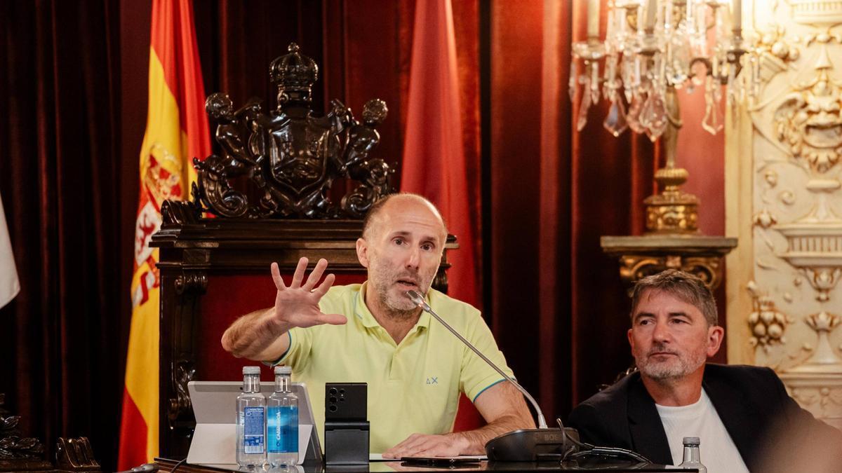 El regidor municipal, Gonzalo Pérez Jácome, durante su explicación.