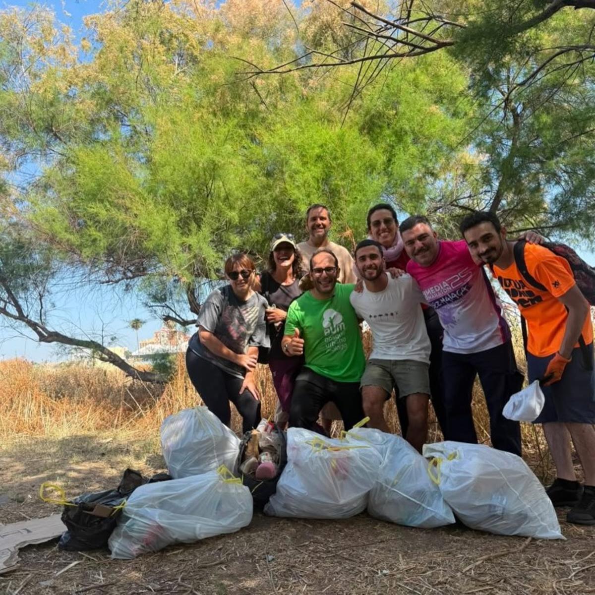Limpieza en Repsol de voluntarios de Bosque Urbano Málaga, el pasado junio.