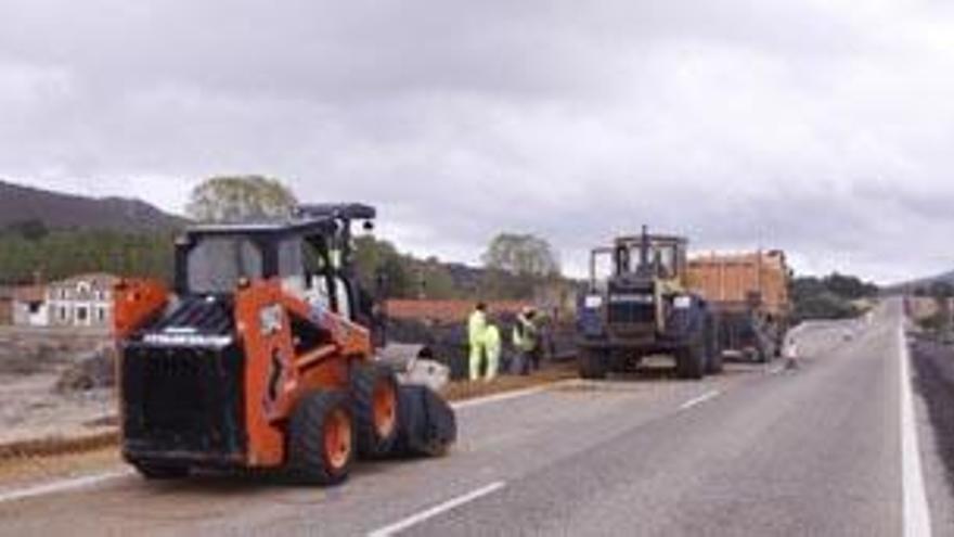 Tramo en obras de la carretera N-631 que divide el coto de caza de Otero de Bodas.