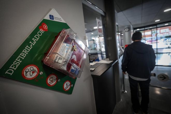 Un desfibrilador en un centro deportivo de El Prat de Llobregat.