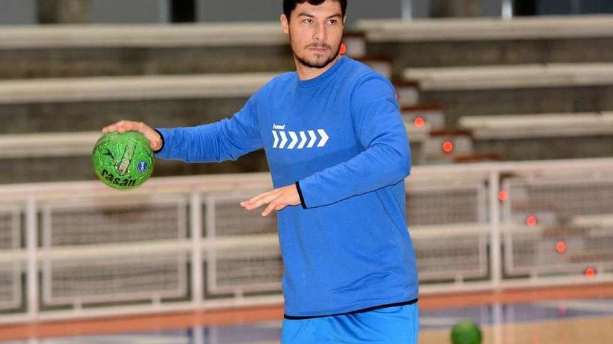 Borja Méndez durante un entrenamiento con el Teucro de esta temporada. // Rafa Vázquez