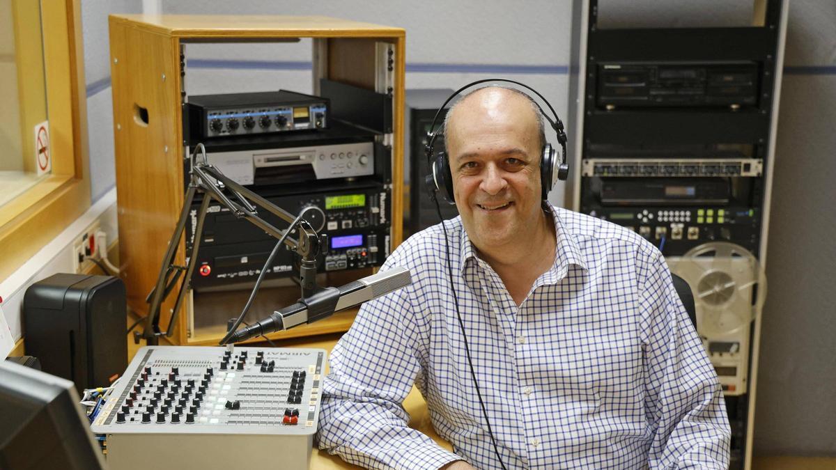 El periodista saltenc Àngel Rodríguez a l’estudi de ràdio del Bisbat de Girona.