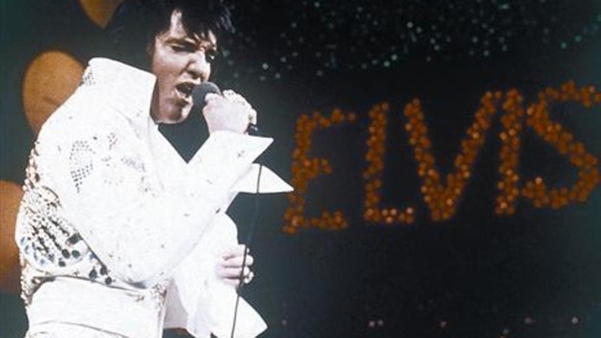 Elvis Presley, en aquellos lujosos inicios de los años 70. A la izquierda, portada de 'Elvis at Stax'.