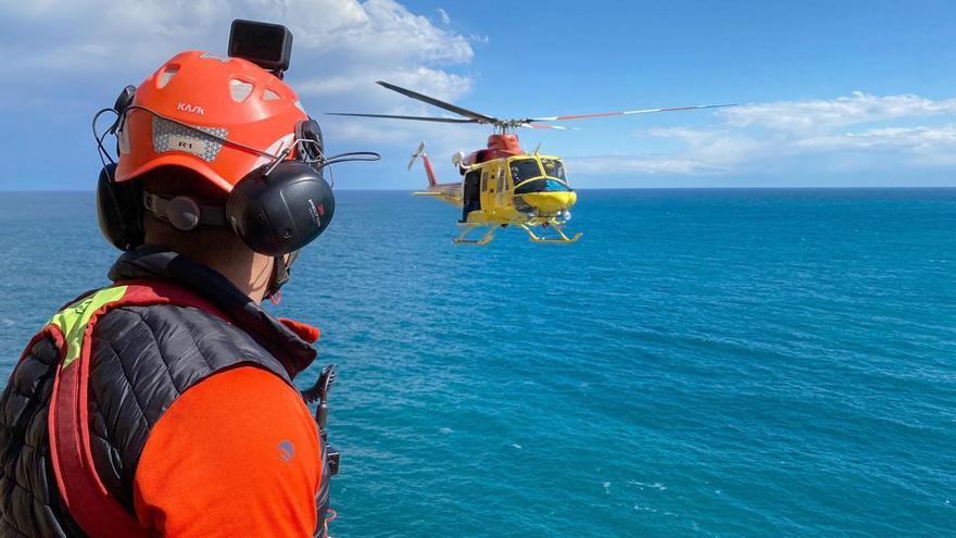 Rescatan con helicóptero a una pareja en Calpe
