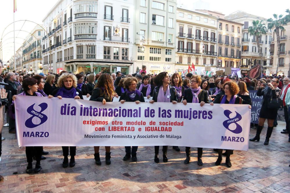 Cientos de personas se sumaron este miércoles a la marcha para conmemorar el Día Internacional de la Mujer. A la manifestación, que se inició en la Plaza de la Constitución a las 19.00 horas, acudieron asocaciones de mujeres como las Kellys de Málaga, Resistencia Feminista o el Movimiento Feminista Asociativo de Málaga