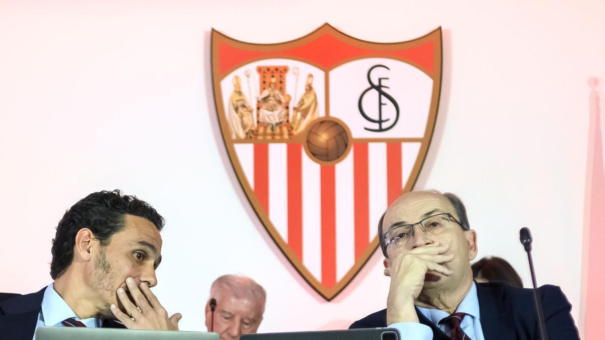 El presidente del Sevilla FC, José Castro (d), y el vicepresidente, José María del Nido Carrasco (i), en la Junta General de Accionistas del equipo.