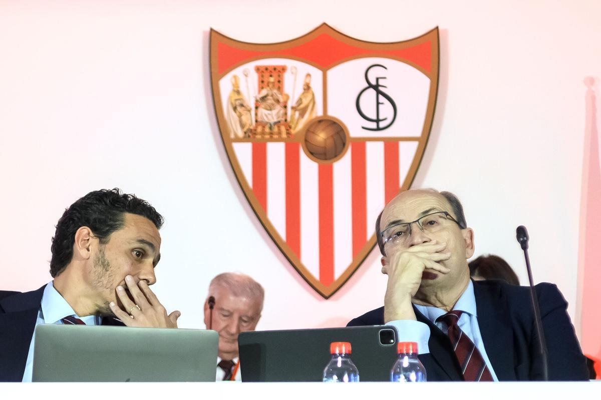 José Castro y José María del Nido Carrasco en la Junta General de Accionistas del Sevilla FC