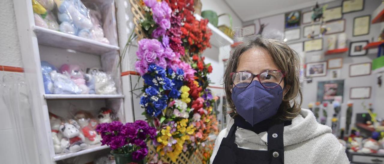 Guiomar Álvarez, con la mascarilla, en su floristería de Avilés