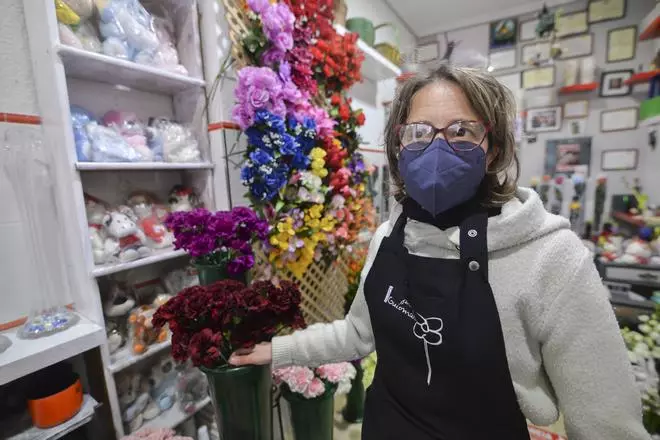 Asturias se quita tímidamente la mascarilla en el interior: muchos comerciantes y hosteleros la seguirán llevado "por seguridad"