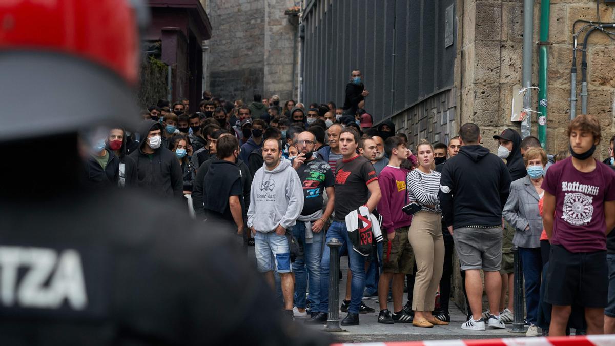 Tensión y cargas policiales tras el acto apoyado por Vox en Mondragón