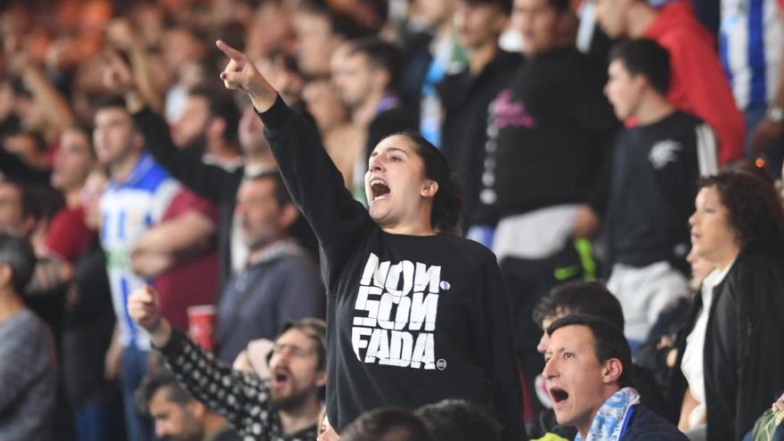 Aficionados, ayer, en la grada de Riazor.