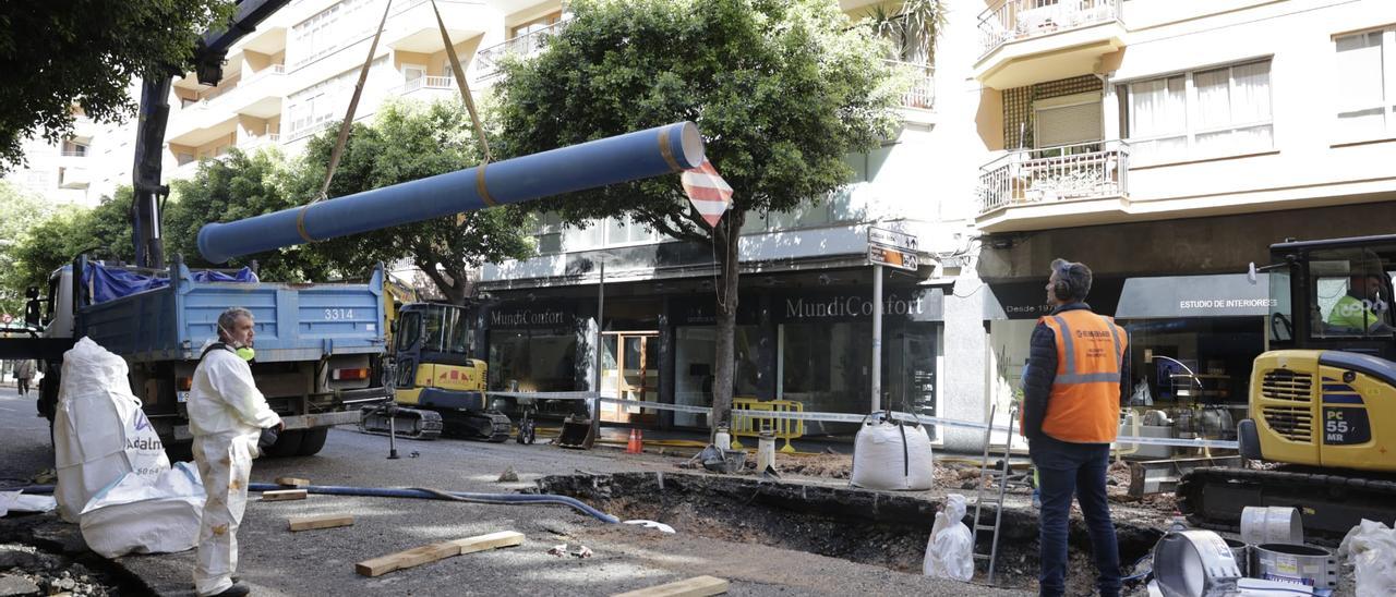 La rotura de una tubería inunda la calle Ramón y Cajal de Palma