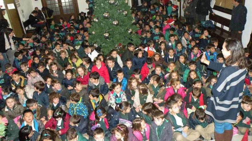 Los alumnos de Infantil y Primaria del colegio San Narciso visitaron ayer el Concello donde cantaron villancicos. // FDV