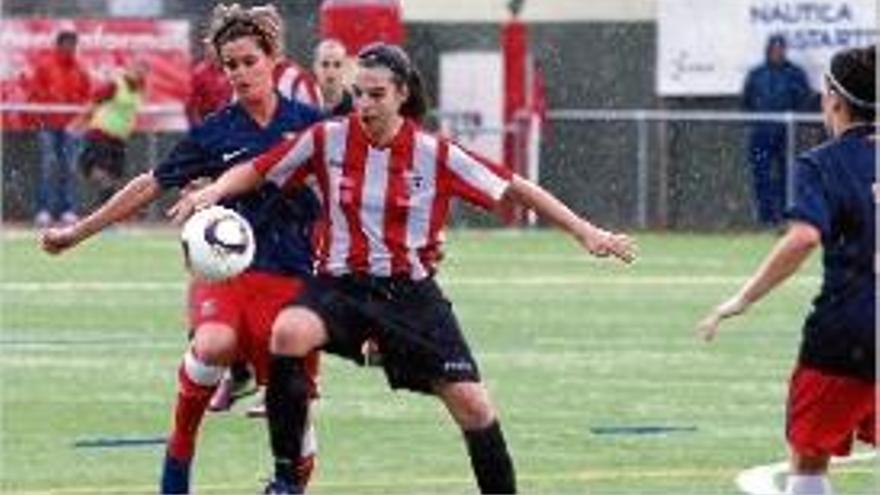 Una jugada del partit d&#039;ahir entre l&#039;Estartit i l&#039;Atlètic de Madrid.