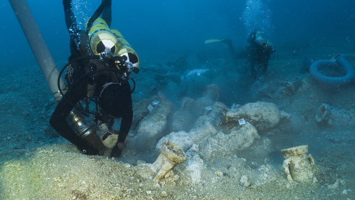 Els arqueòlegs treballant amb les àmfores que es conserven del derelicte Formigues II, enfonsat a l'arxipèlag