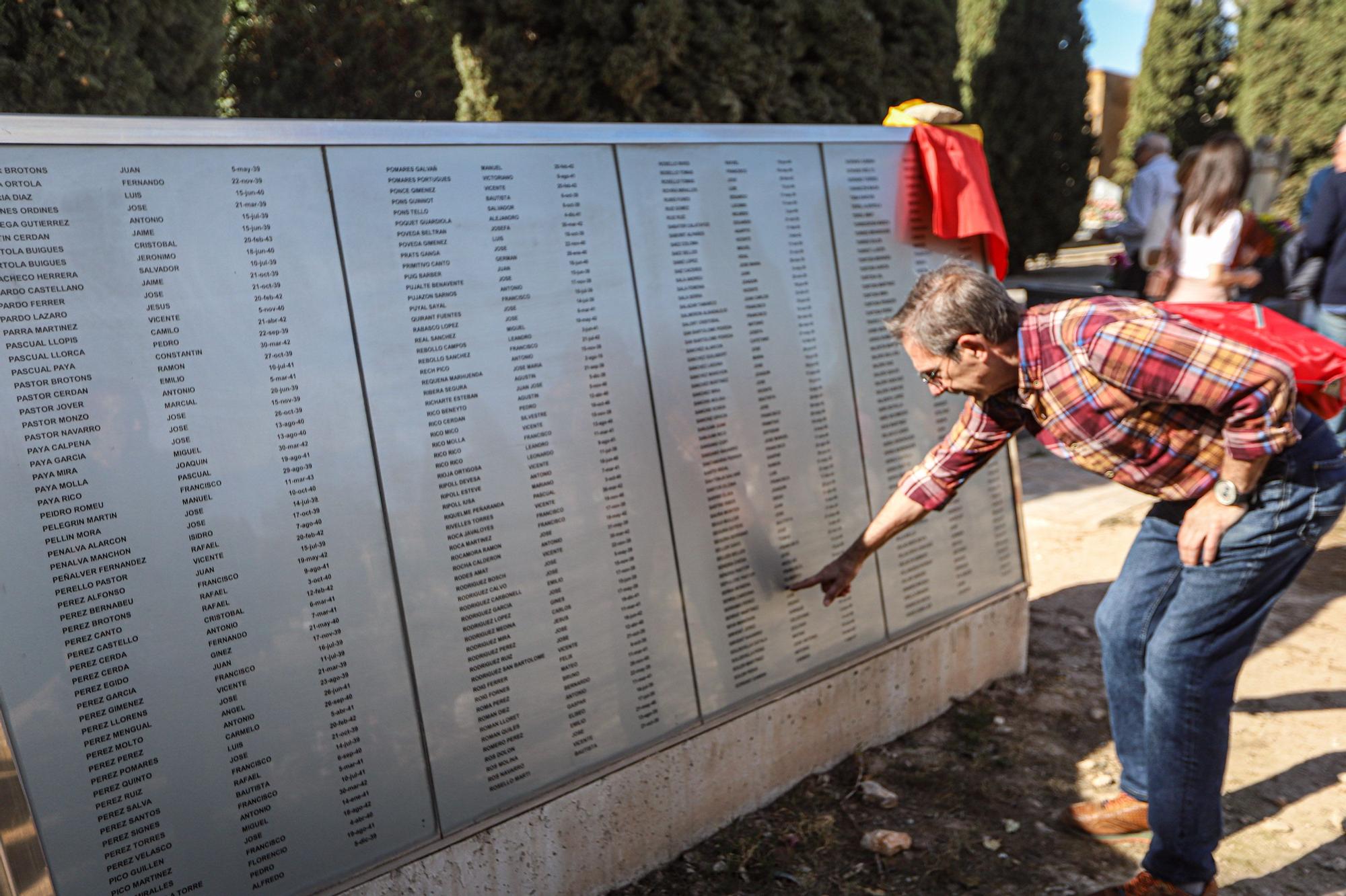 Concentración en el cementerio de Alicante por las personas fueron fusiladas y enterradas por el régimen franquista en fosas comunes