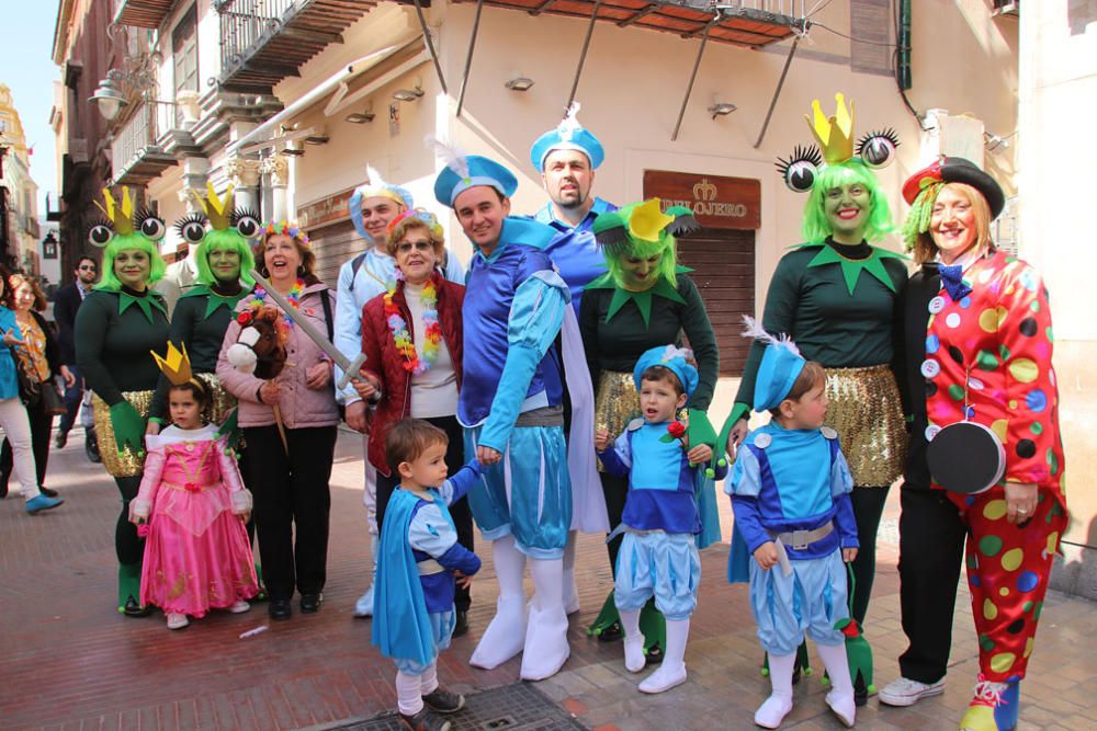 Las familias y los niños disfrazados toman las calles del centro de Málaga el primer domingo de Carnaval.