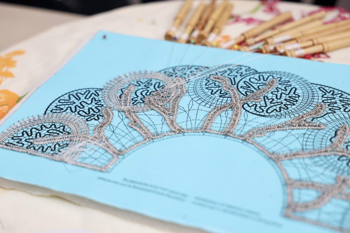 La falla El Quarantahuit mantiene viva la tradición de las bolilleras